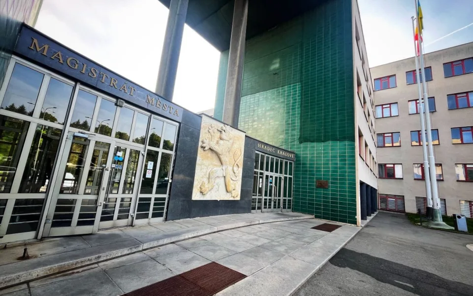 Hradec chce po podvodu víc školit své úředníky, policie mezitím potvrdila smutný rekord