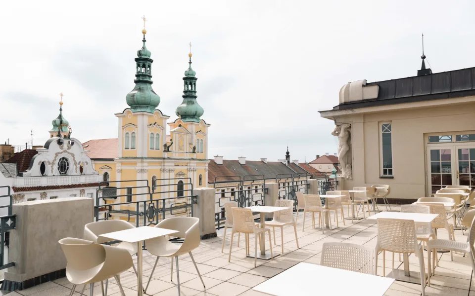 Galerie moderního umění v Hradci Králové ukrývá střešní terasu s výhledem na historické centrum města.