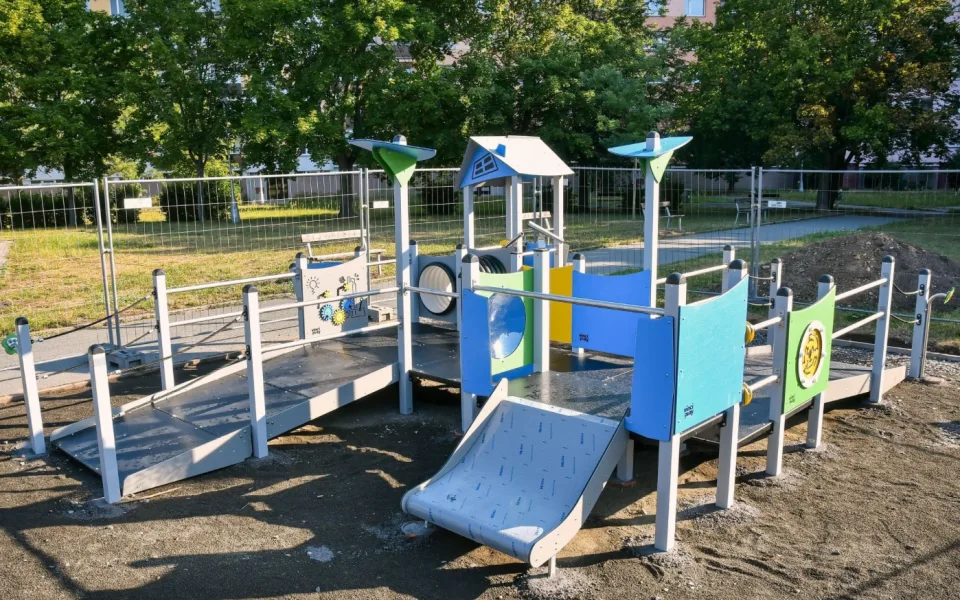 Po dokončení všech prací a kontrol se hřiště otevře veřejnosti.