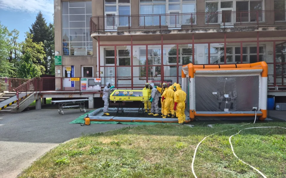 Ženu s podezřením na nebezpečnou nákazu převezli z Hradce na Bulovku