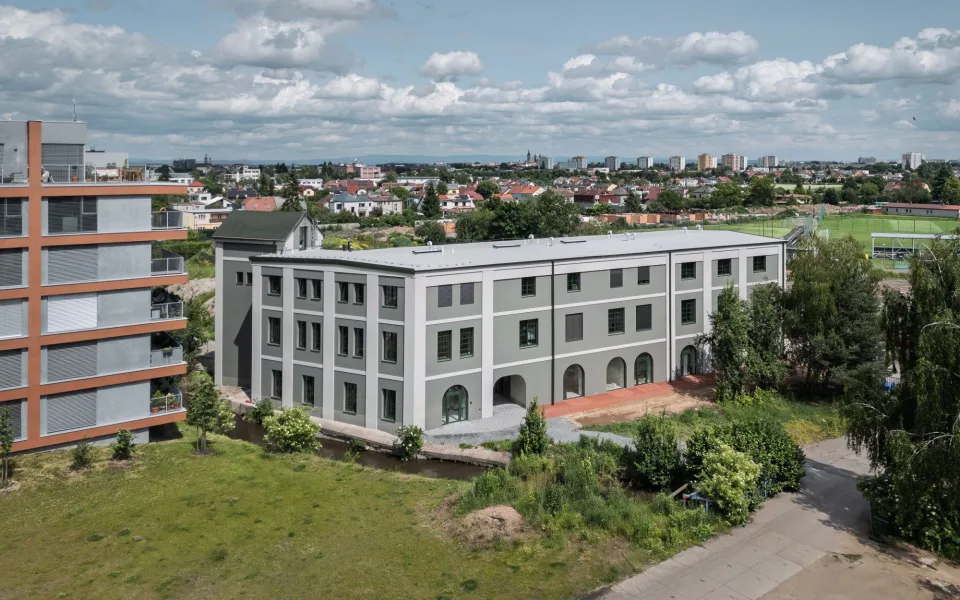 Bývalý industriální objekt dnes slouží jako prostor pro bydlení i práci.