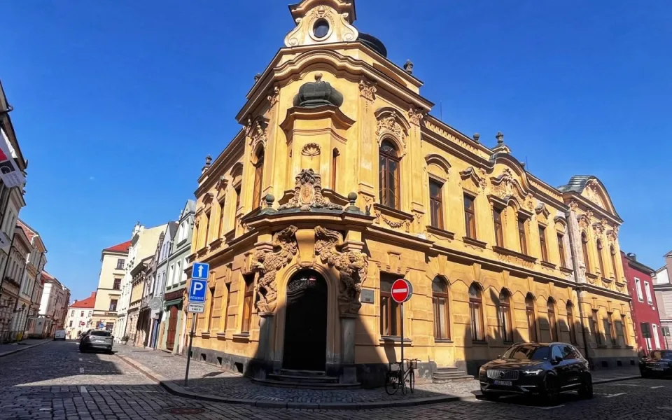 Historické domy v srdci Hradce Králové hledají nové majitele