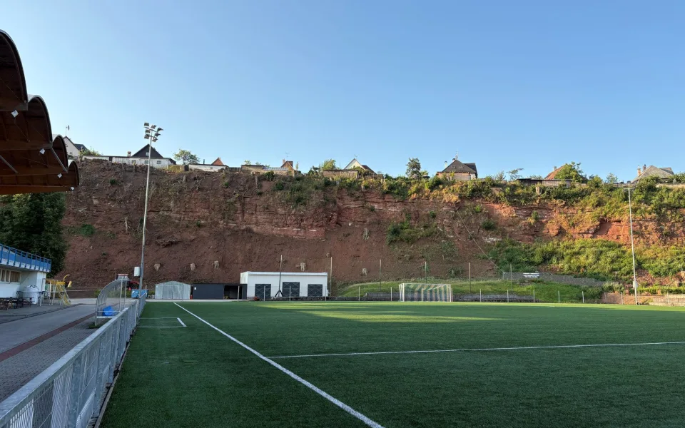 Skalní svah nad sportovišti