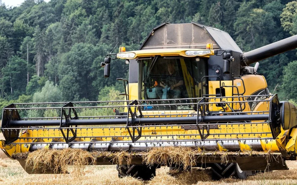 Žně v hradeckém kraji pokračují, farmáři mají skoro sklizený ozimý ječmen