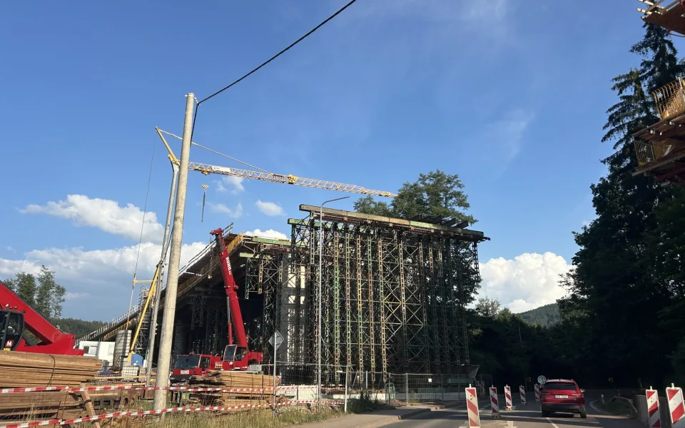 Kvůli pokračující výstavbě obchvatu Náchoda se na několik dní uzavře část frekventované Broumovské ulice.