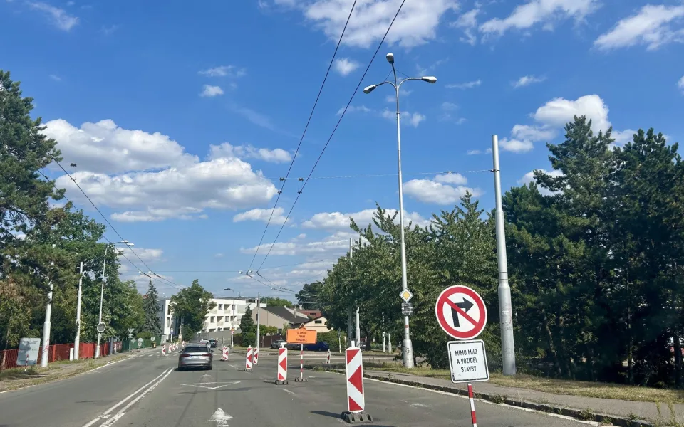 Část staveb skončí během prázdnin, některá omezení ale potrvají až do podzimu.