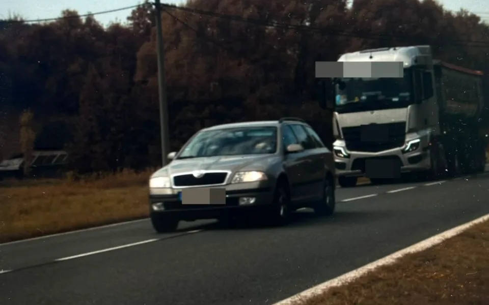 Cizinci letěli obcí přes sto. Policie jim zadržela řidičáky i vybrala kauci