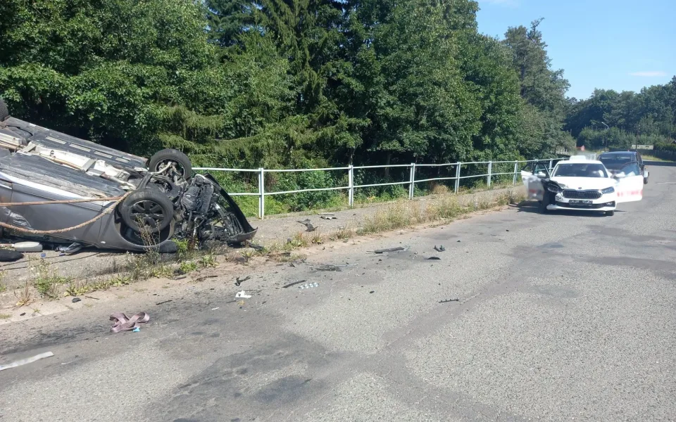 Auto po nehodě skončilo na střeše a hrozilo, že spadne do Stěnavy.