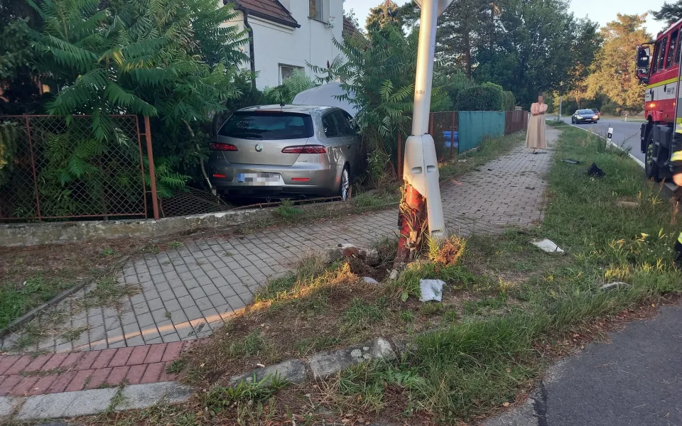 Auto si prorazilo cestu přes plot. Ve Svinarech skončilo na zahradě rodinného domu