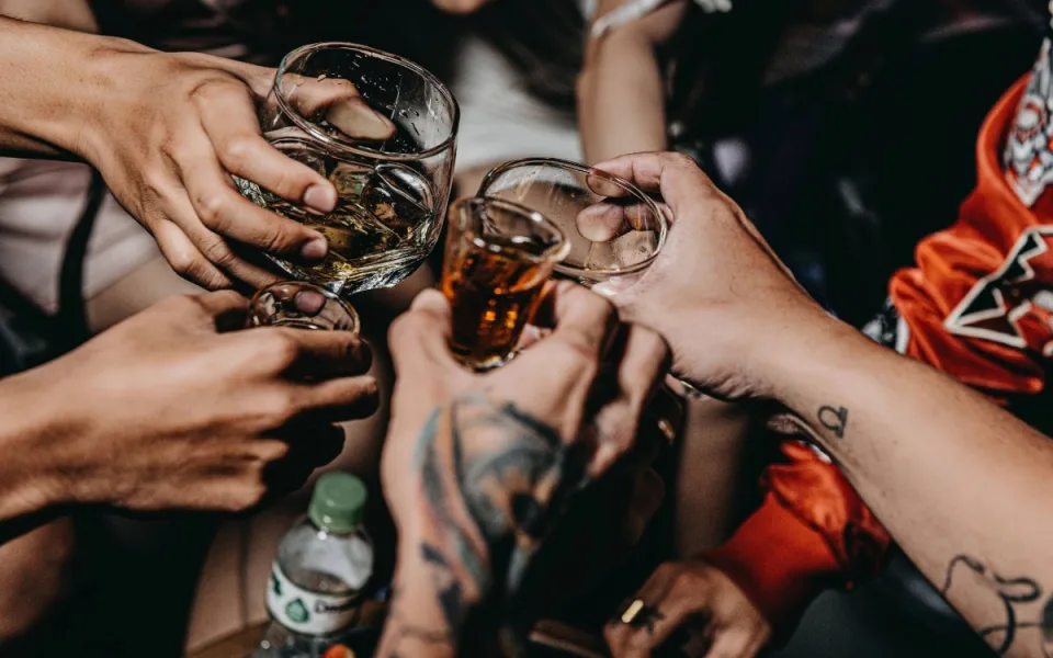 Pětina Čechů zahání stres alkoholem. Játra přitom mohou dlouho mlčet