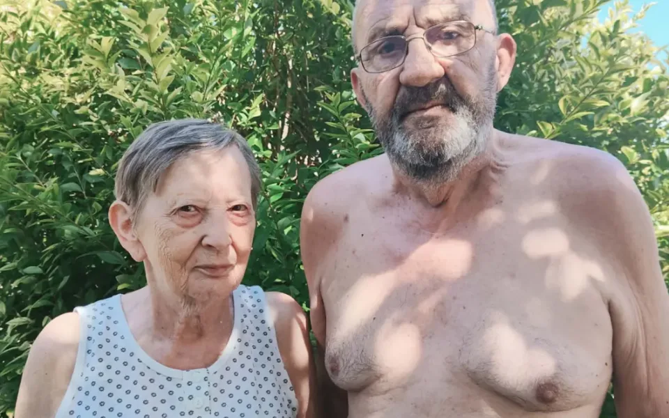 Přežili požár o vlásek. Vnuk spustil sbírku pro prarodiče