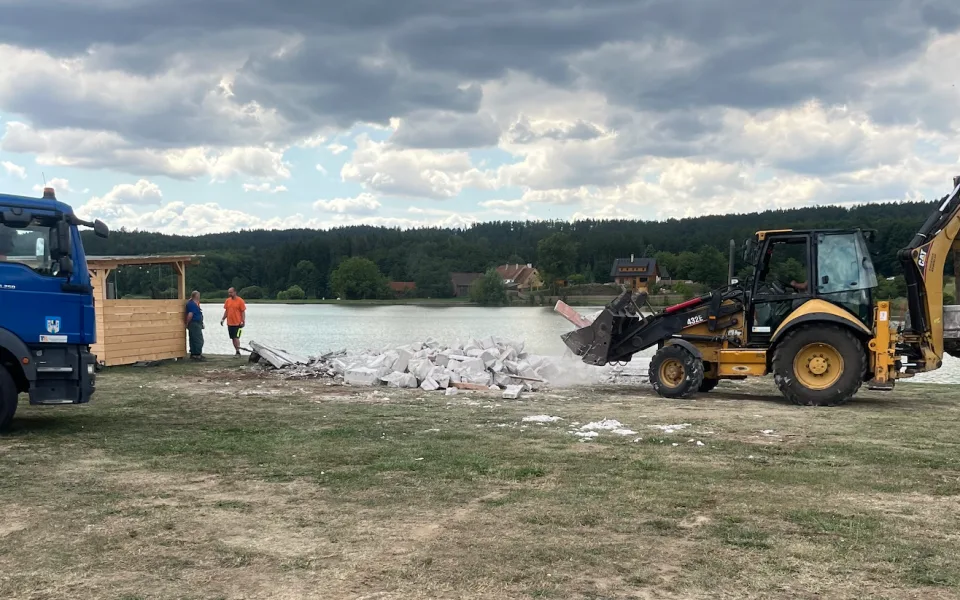 Černé stavby v Jičíně skončily demolicí. Majitelé zaplatí náklady