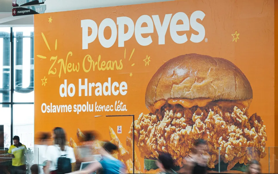 V Hradci zítra otevře Popeyes. Jinde kvůli kuřeti zdarma spali ve frontě