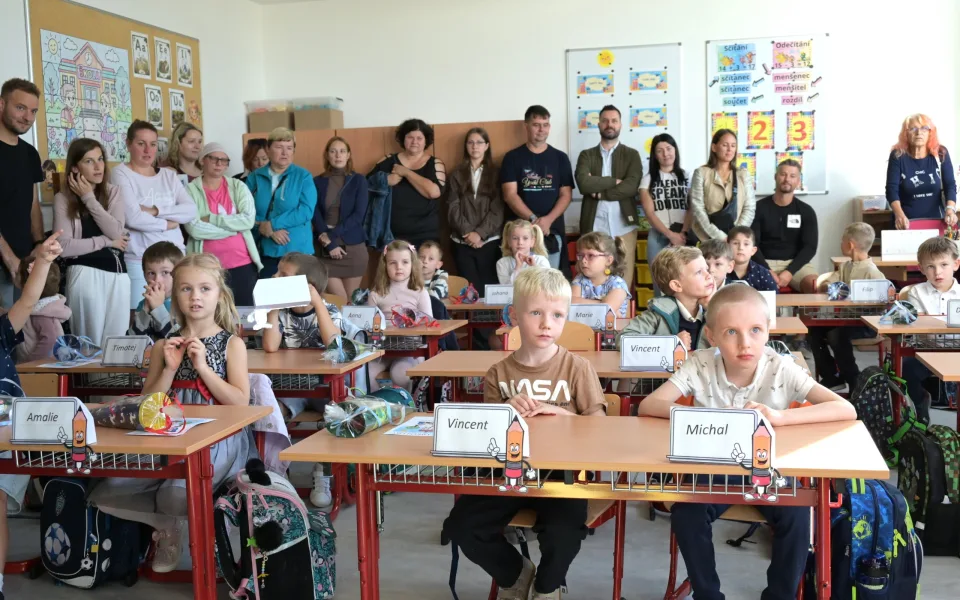 Konec dojíždění a nejistoty. Školáci v Malšově Lhotě nastoupili do opravené ZŠ