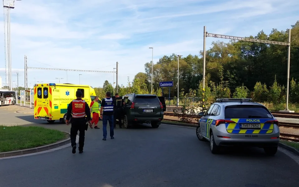 Včasné oznámení zachránilo život. Dívku v tísni našli v houští u trati