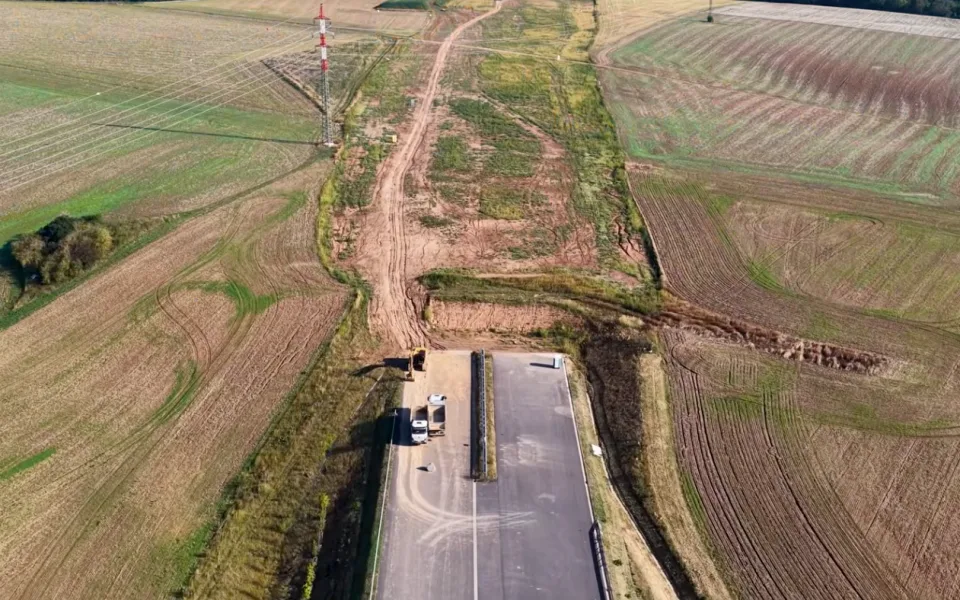 VIDEO: Tudy povede D11. Dron proletěl nad celou rozestavěnou trasou