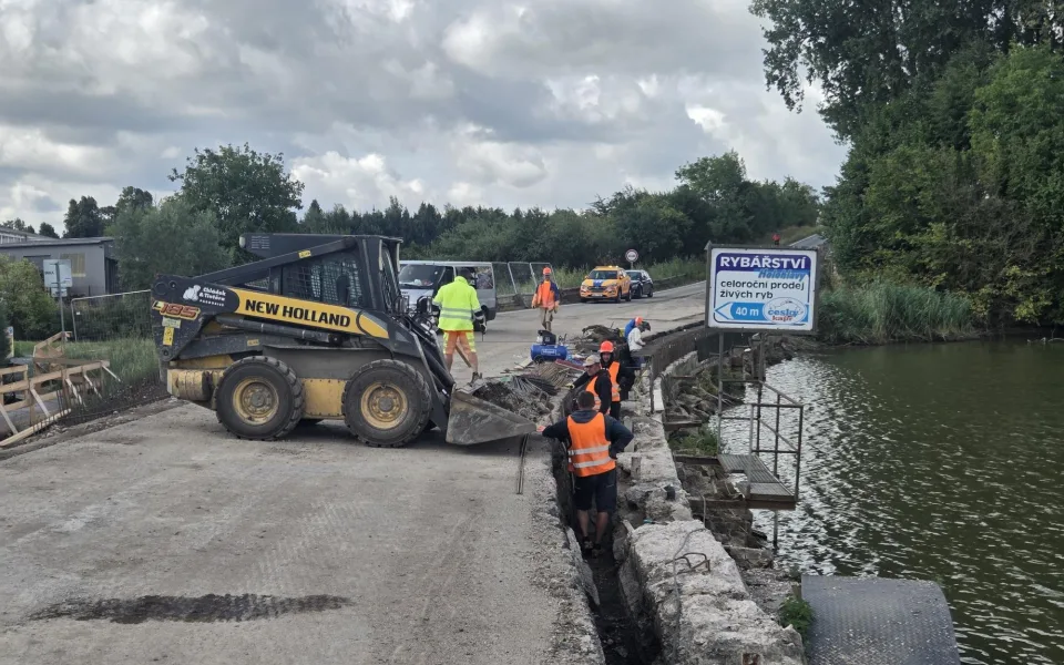 Uzavírka v Černožicích trvá. Objížďka po D11 je bez poplatku