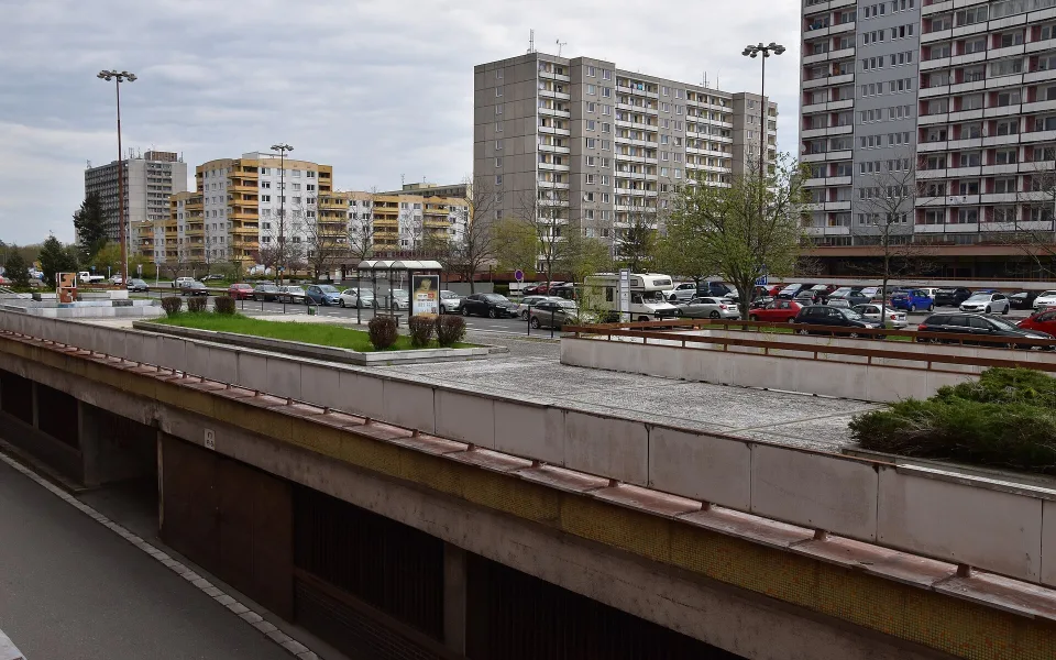Až 300 míst pro auta. Hradec zvažuje na sídlišti družstevní parkovací dům