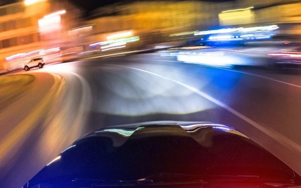 Cizinec v Mercedesu projel obcí rychlostí 136 km/h. Přišel o řidičák