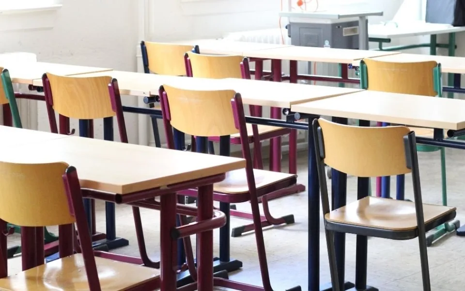 Studenti čekali před školou od noci. Chtěli nejlepší místa v lavicích